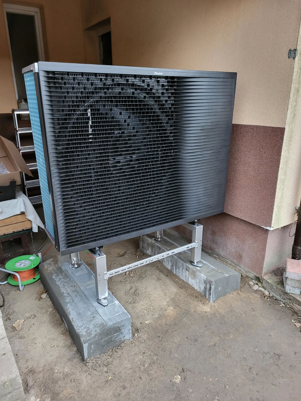 Montaż pompy ciepła Daikin – jednostka zewnętrzna na podstawach, dom jednorodzinny Płock